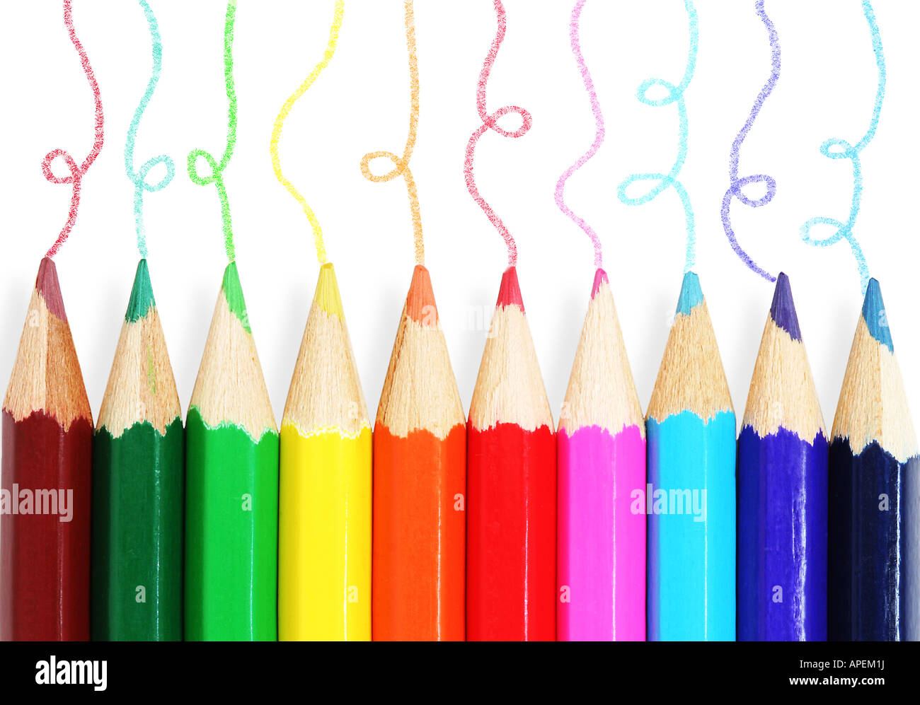 Buntstifte mit Hand gezeichneten Linien auf weißem Hintergrund Stockfoto