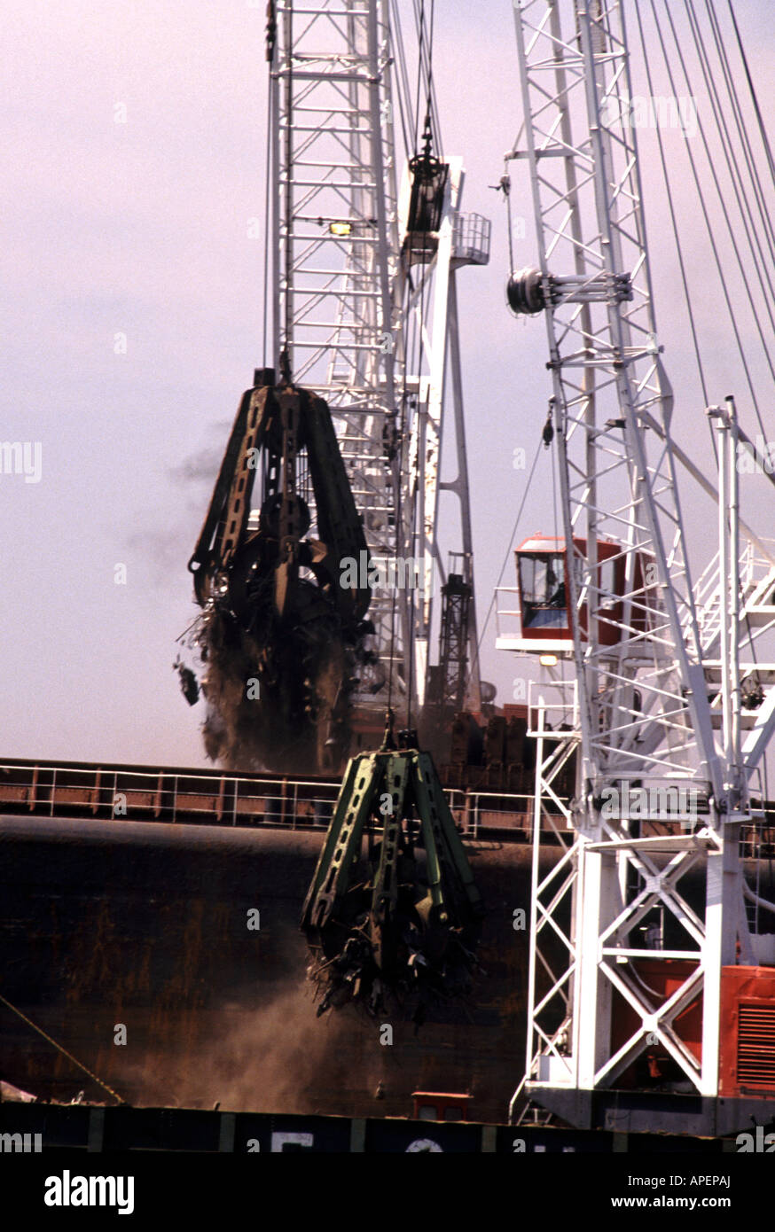 Port Newark, NJ - Kran laden ein Lastkahn mit recyceltem Altmetall Stockfoto