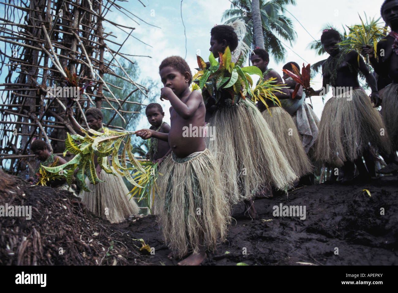 Pazifik, Vanuatu, Pfingsten Insel, einheimische Kinder beobachten das traditionelle Pfingstfest Land Tauchen oder N'gol Stockfoto