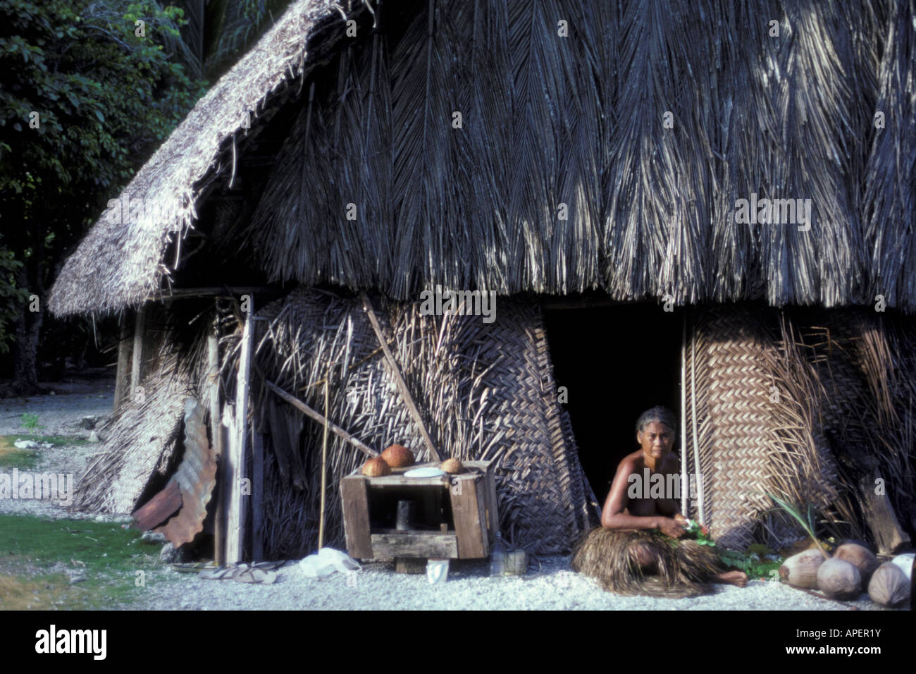 Pazifik, Mikronesien, Polynesien Frau im Haus. Stockfoto