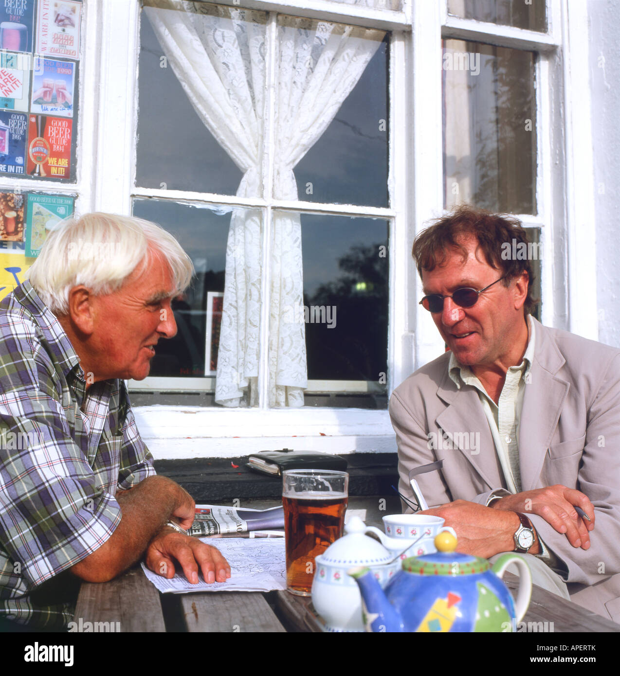 Britische Bergsteiger und Schriftsteller Jim Perrin (rechts) und Gordon Green links () Llanwrtyd Wells Powys Wales UK 2002 Stockfoto