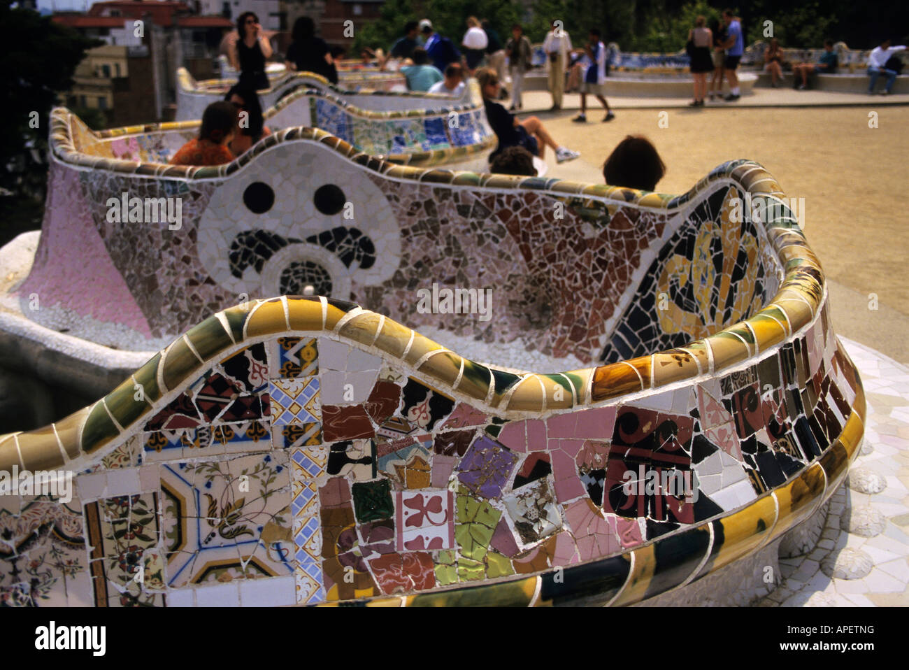 Spanien-Katalonien-Barcelona Parc Güell von Gaudi Keramikmosaik Bänke Stockfoto