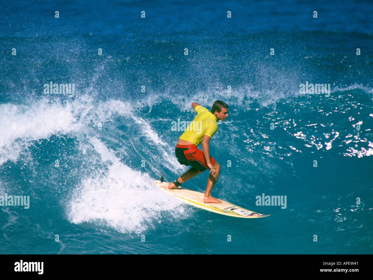Surfer auf der Welle, Geschwindigkeit und Konzentration, Gabe Davies, Hawaii, USA Stockfoto