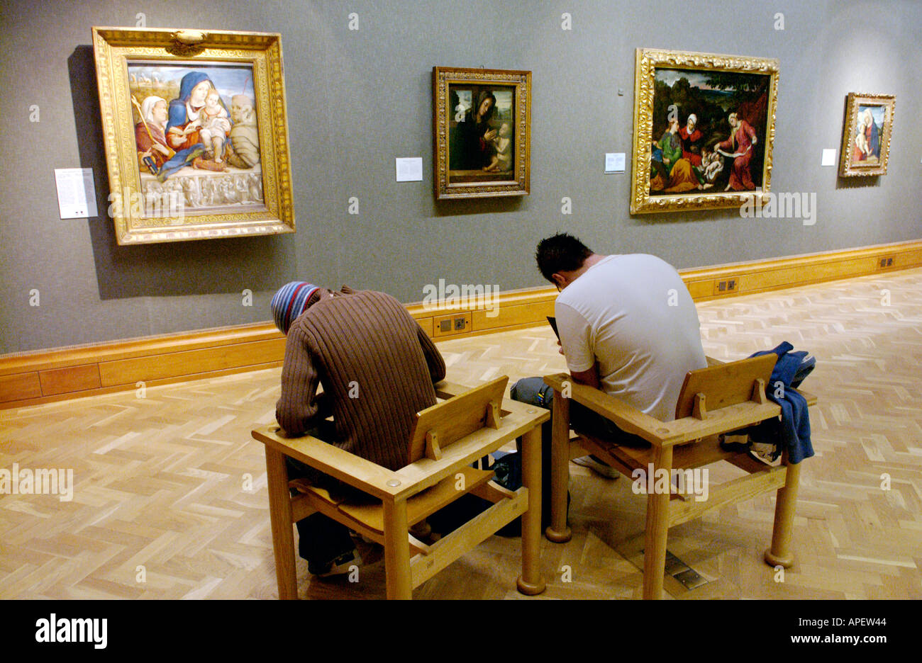 Studenten, die in einer Ausstellung der alten Meister in einer Galerie am National Museum Cardiff South Wales UK skizzieren Stockfoto