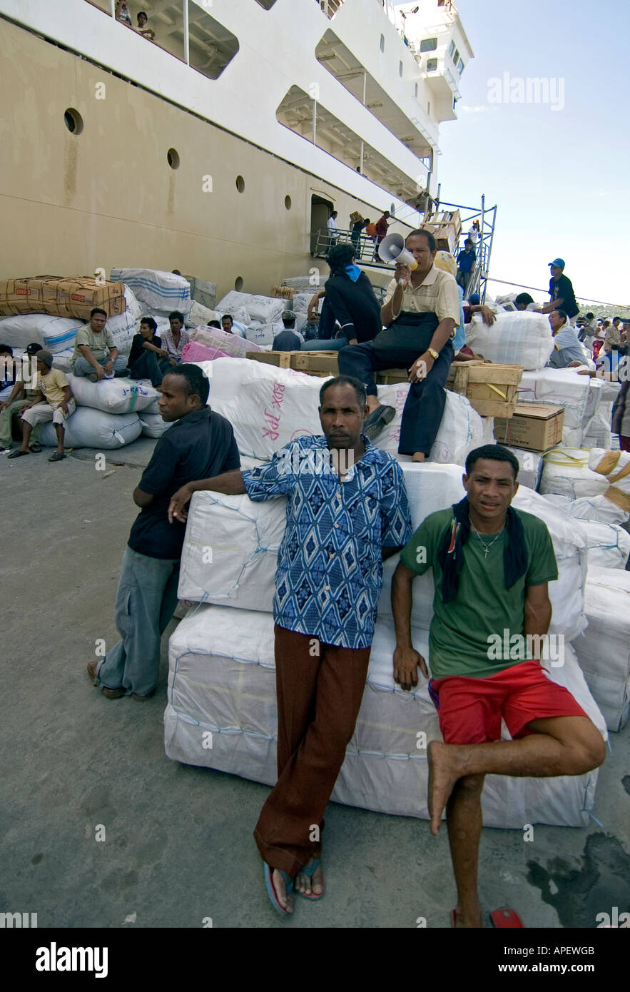 Foto von Migranten warten mit Gepäck in der Nähe von einem Pelni Schiff im Hafen von Jayapura, ein Symbol der Seelenwanderung. West-Papua, Indonesien Stockfoto