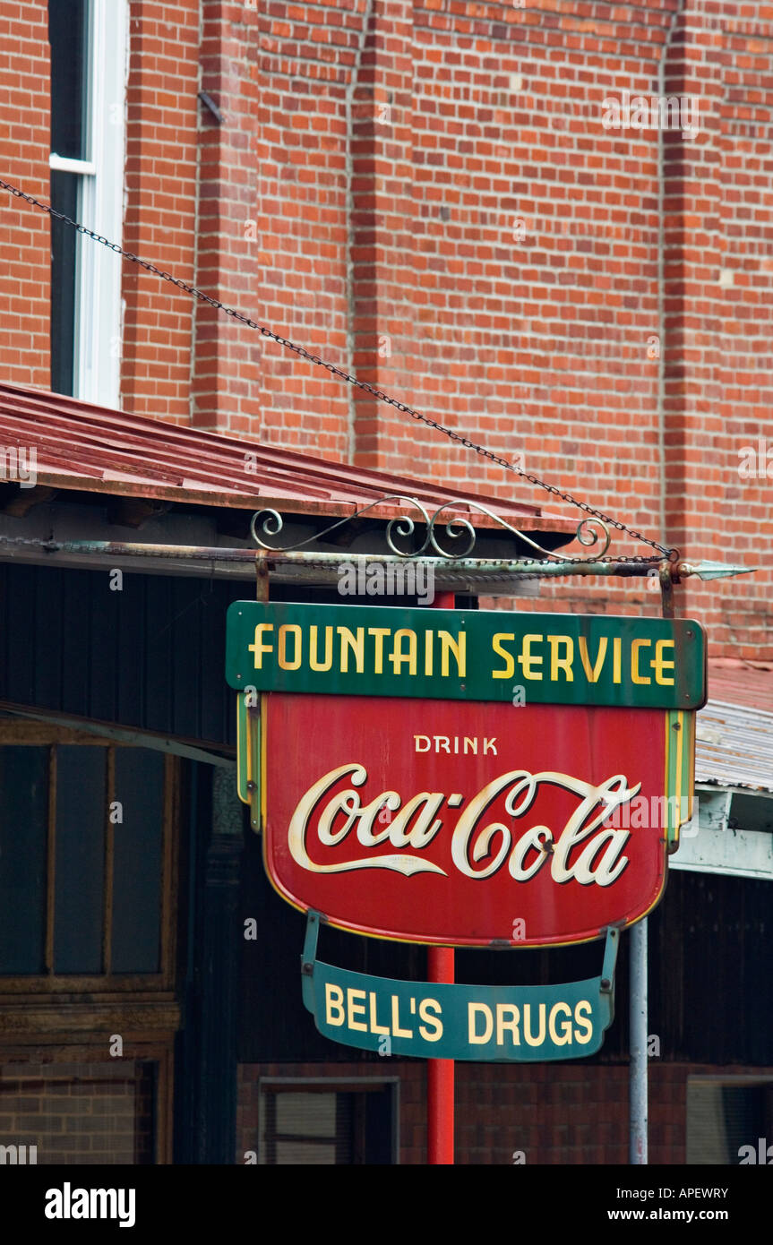 Alten hängende Zeichen für Bell es Drogen Werbung Coca Cola und Brunnen Service Sebree Kentucky Stockfoto