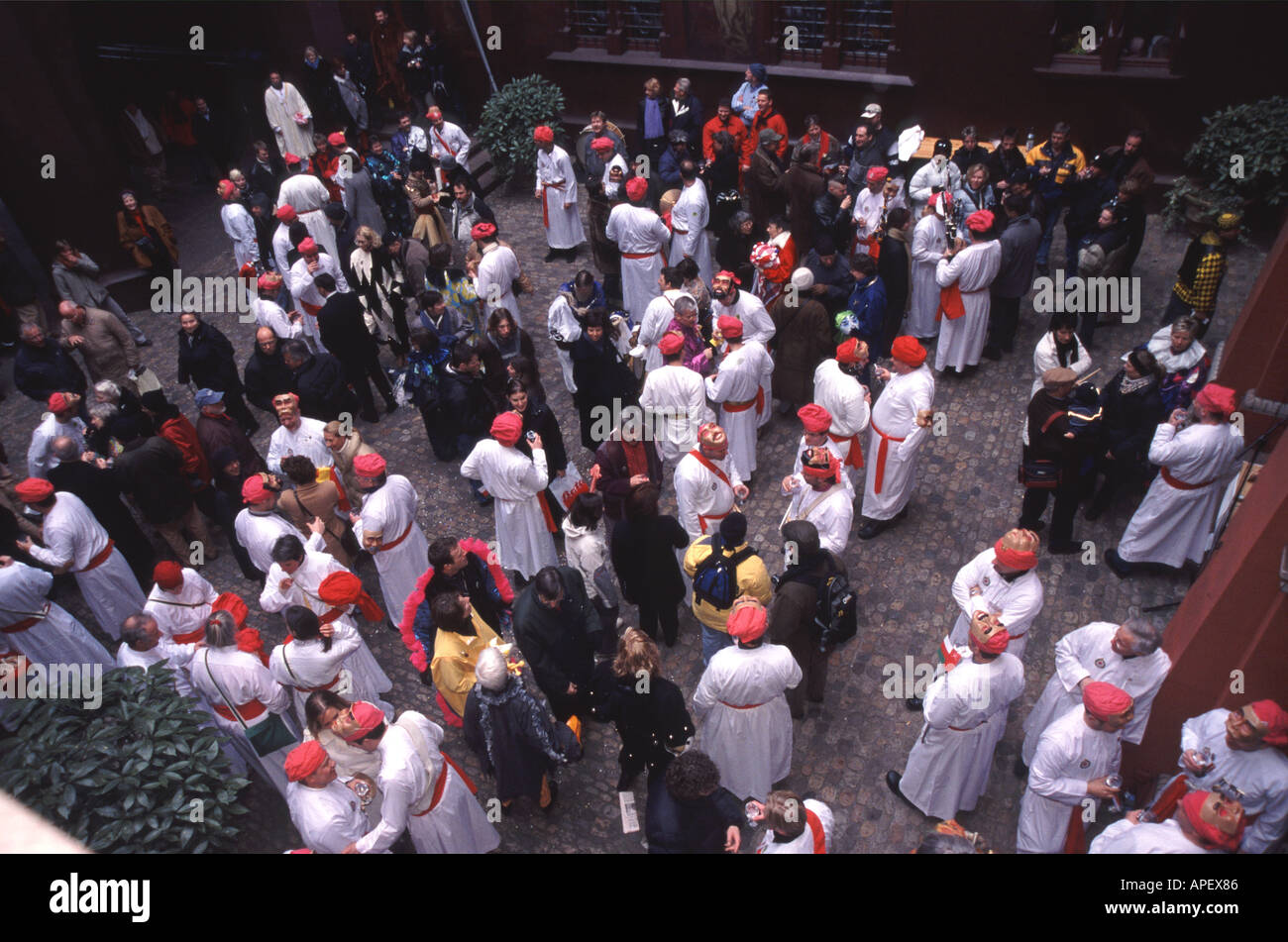 Basler Fasnacht Nachtschwärmer im Innenhof des Rathauses Stockfoto