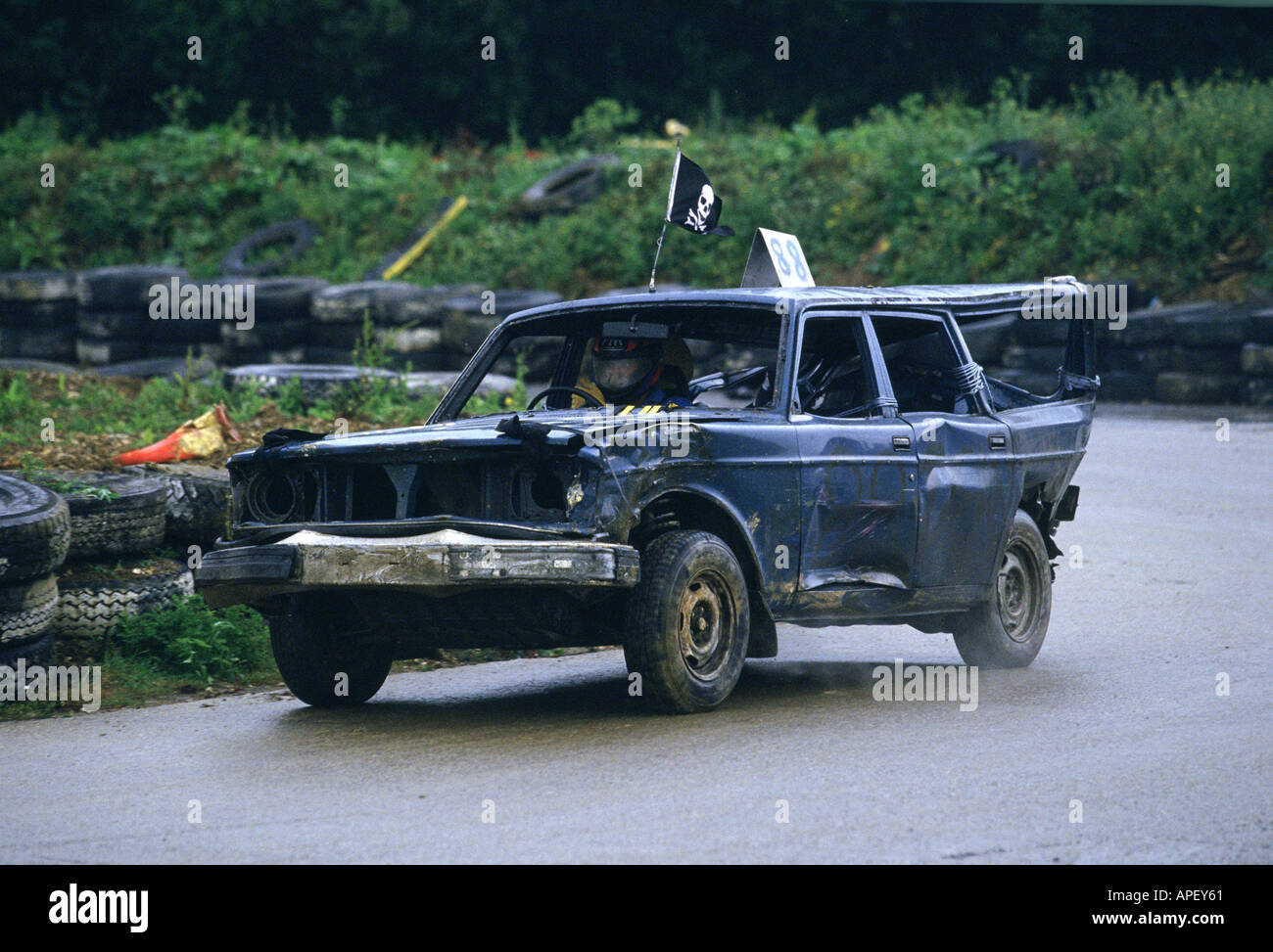 Stock Car-Rennen Banger Junk-Aktion schnell Unschärfe beschädigt Wrack Stockfoto