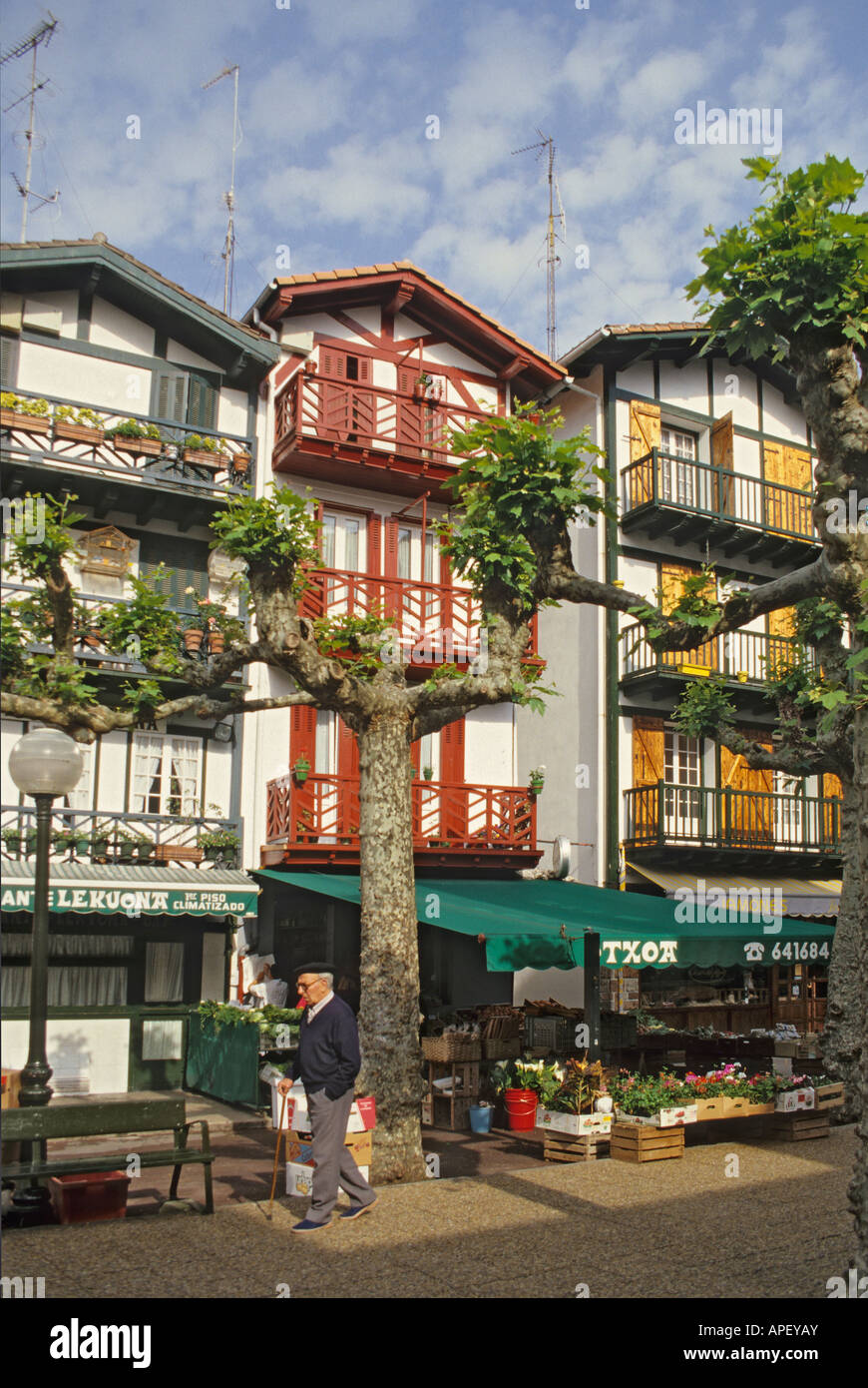 Spanien Pais Vasco Fuenterrabia / Hondarribia in baskischer Sprache Markt älterer Mann zu Fuß mit Rohrstock tragen Baskenmütze Stockfoto