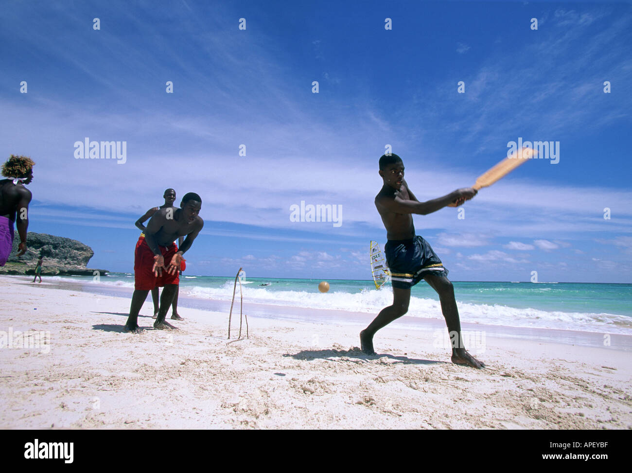 Beach-Cricket-Aktion, Konzentration und Entschlossenheit Stockfoto