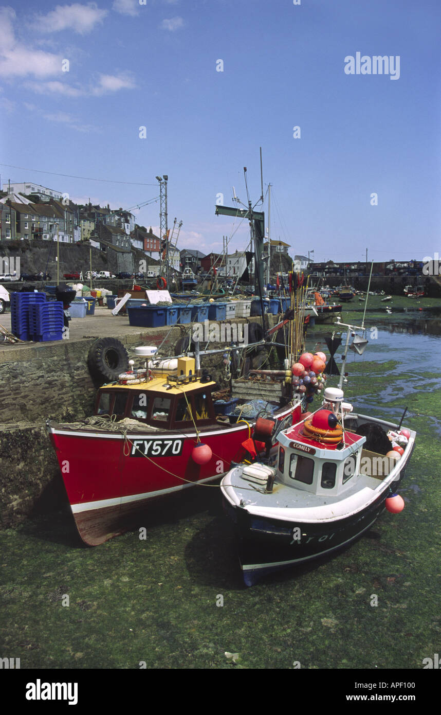 Vertäut Angelboote/Fischerboote Mevagissey Hafen bei Ebbe Cornwall England Stockfoto