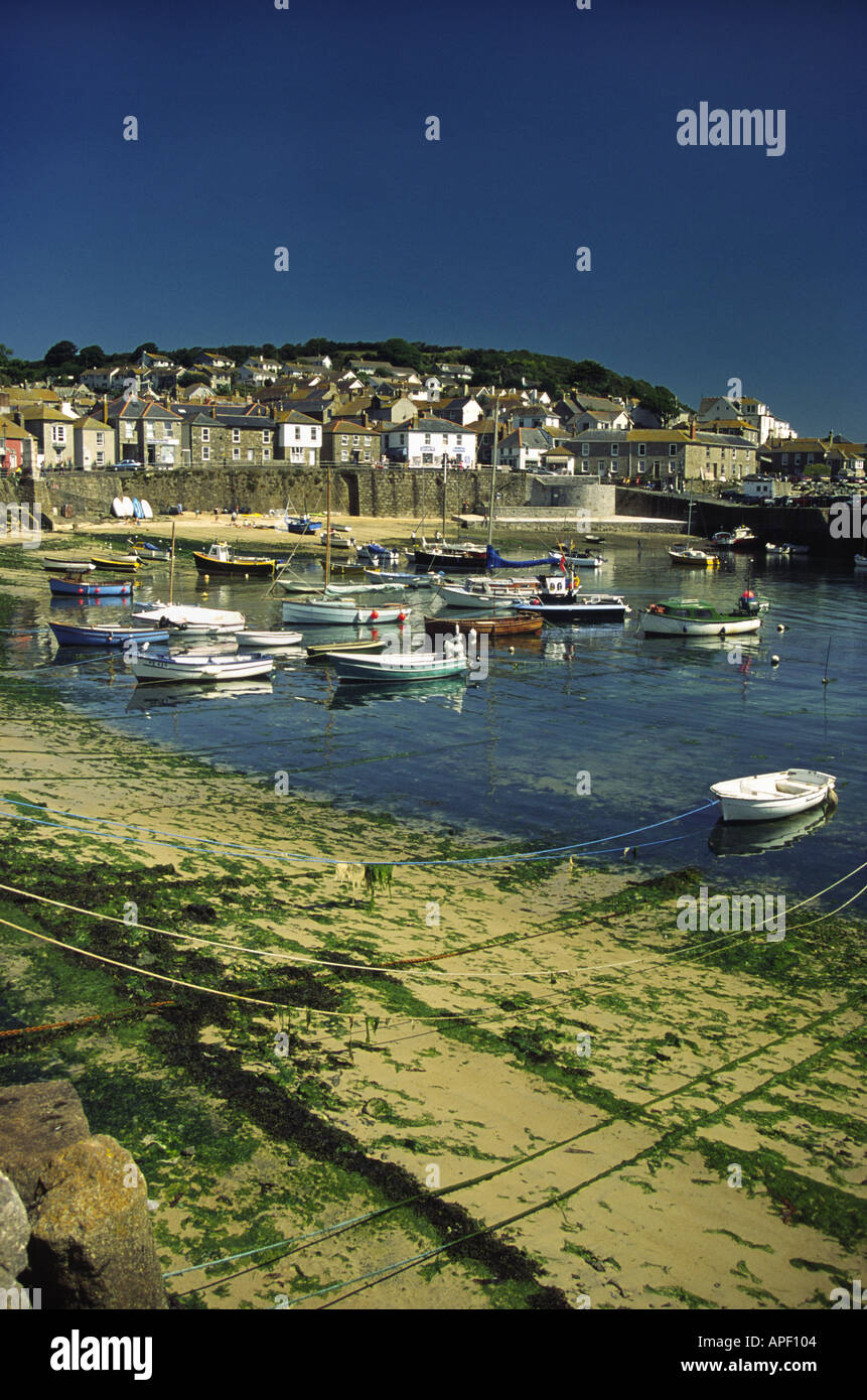 Festgemachten Boote am Mousehole Harbour Cornwall England Stockfoto