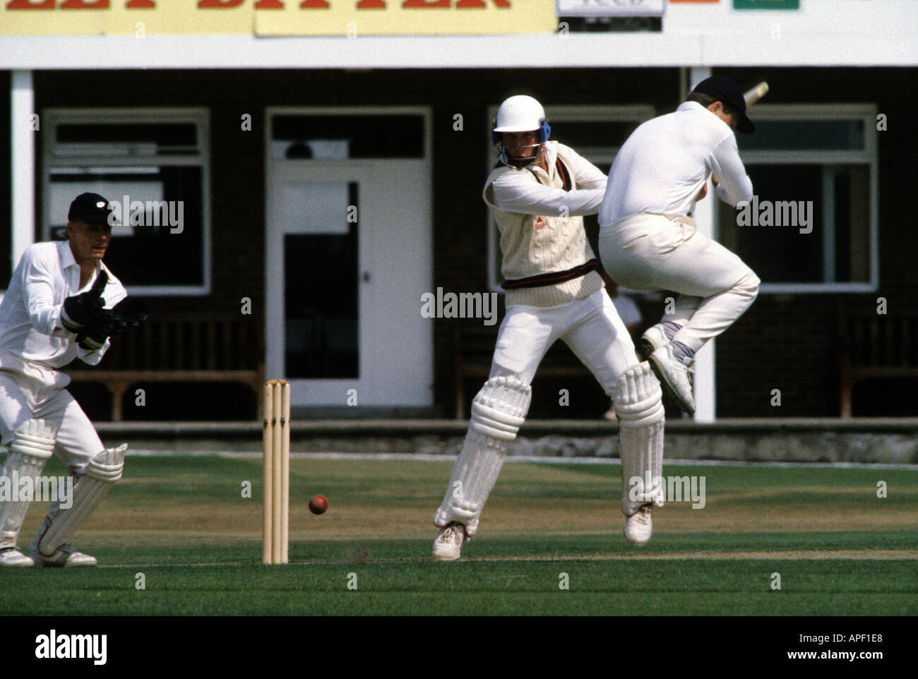 dumme Punkt Fielder Heften Ausweichmanöver während Yorkshire V Lancashire Cricket Match Headingley Leeds Michael Atherton Wimper Stockfoto