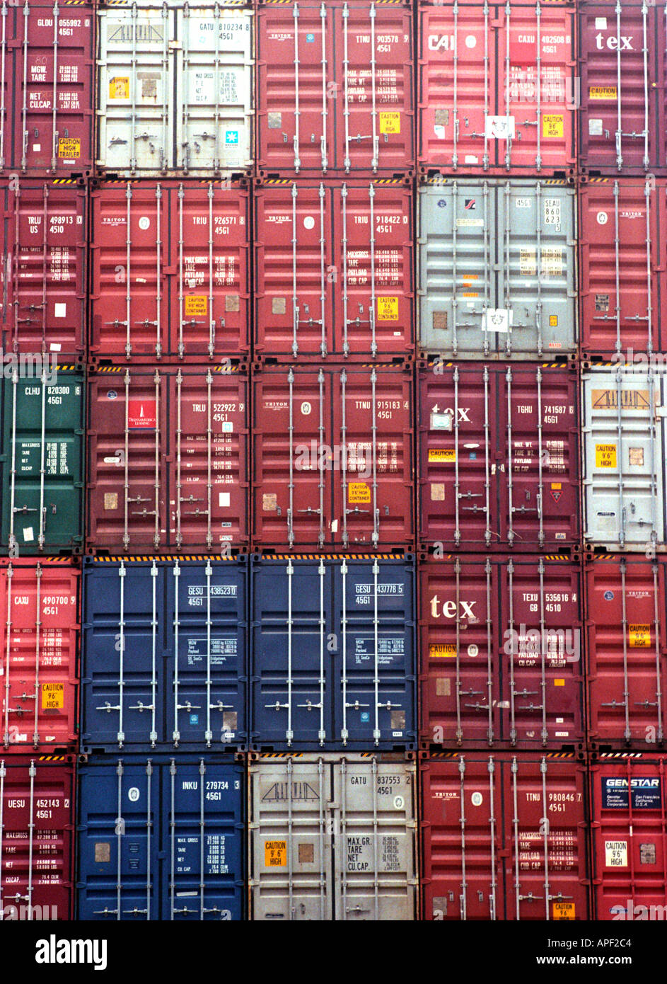 Stapel verschiedenfarbiger Frachtcontainer Stockfoto