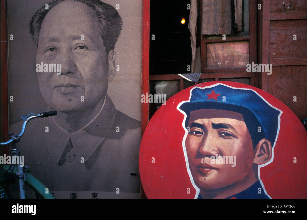 Chairman Mao Memorabilia zum Verkauf auf dem Markt in Kashgar, Xinjiang, Volksrepublik China. Stockfoto