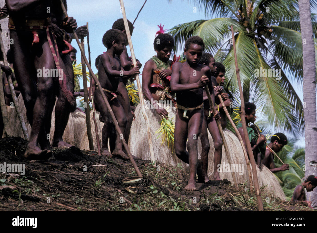 Pazifik, Vanuatu, Pfingsten Insel, einheimische Kinder beobachten das traditionelle Pfingstfest Land Tauchen oder N'gol Stockfoto