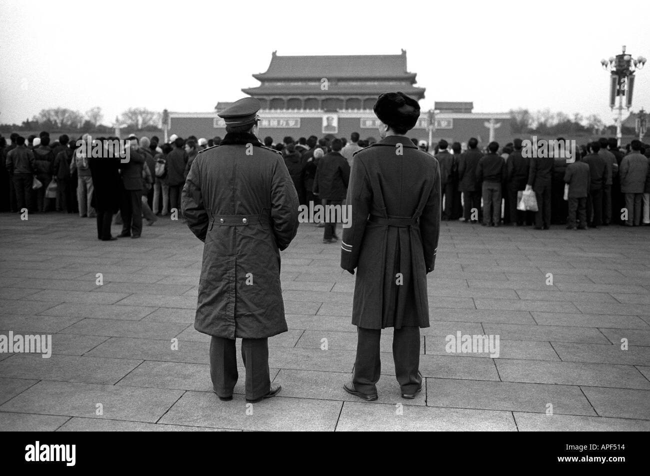 Die Volksbefreiungsarmee beobachtet die Menge während der Nationalparade. Stockfoto