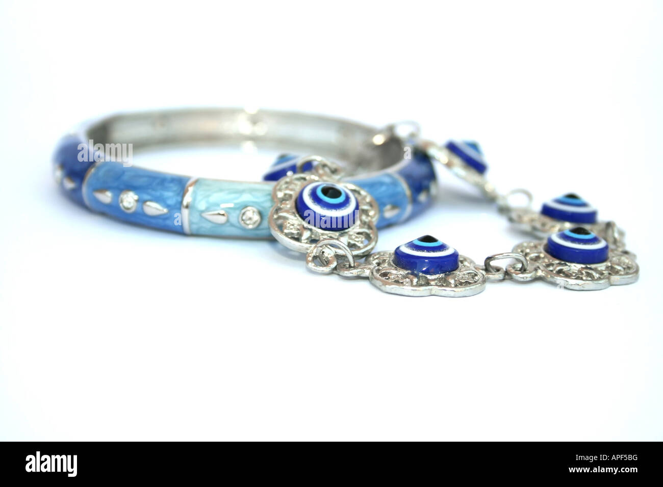 Metallischen Armband Talisman mit blauen Augen und blau und Cyan Armband mit silbernen Tropfen Stockfoto