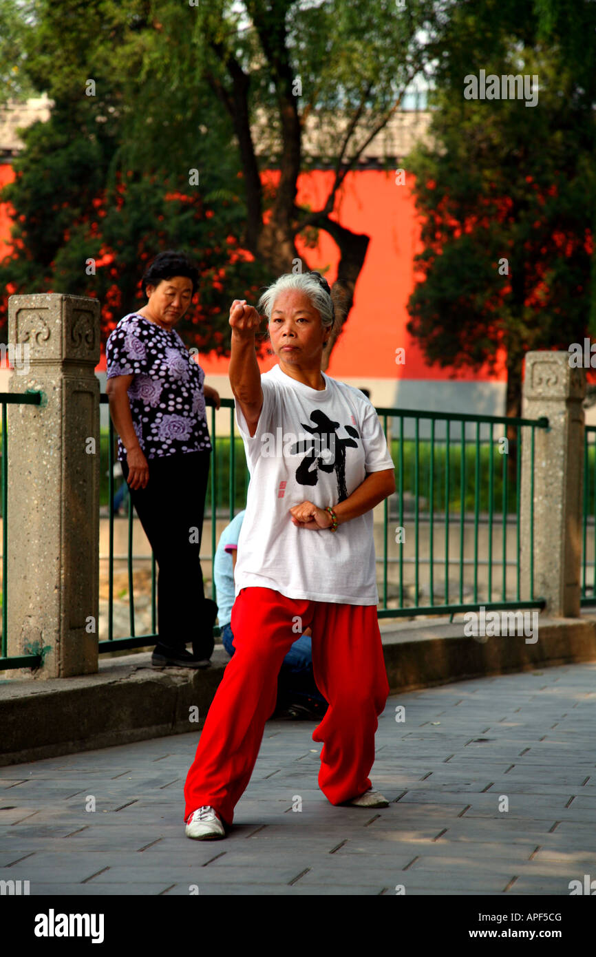 Frau Tai Chi Übungen im Park, Peking, China. Stockfoto
