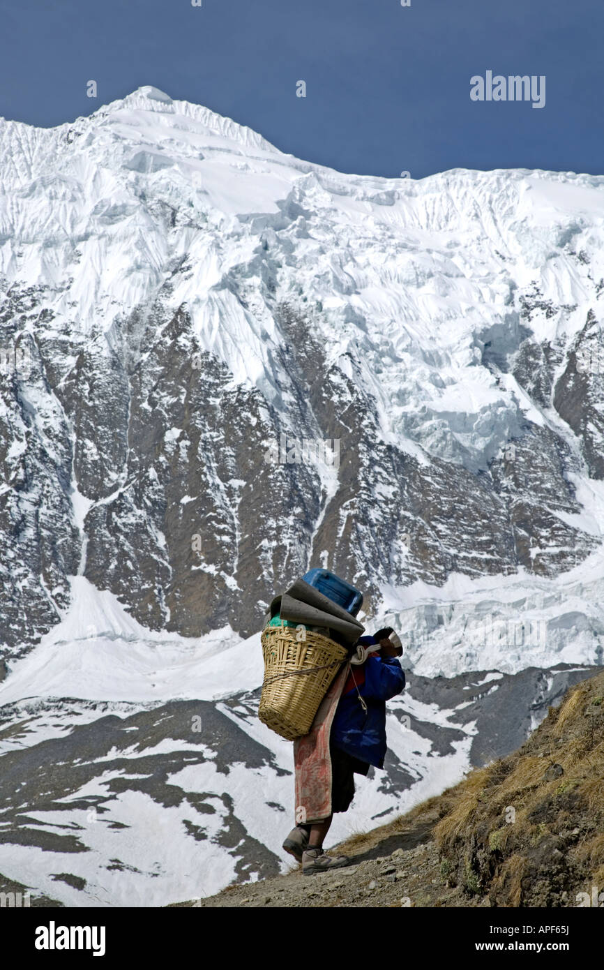 Porter auf dem Weg zum Tilicho-See. Annapurna Circuit Trek. Nepal Stockfoto