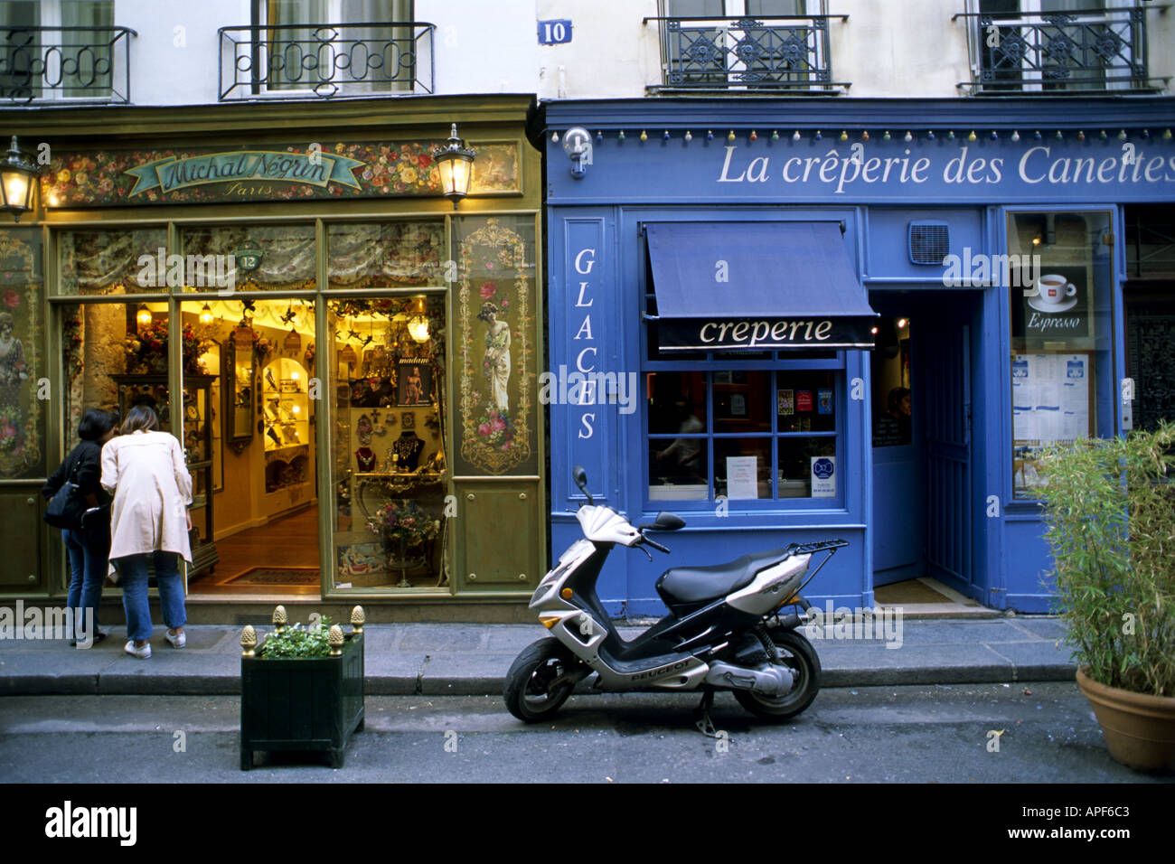 Frankreich Paris Rive Gauche Straßenszene Geschäfte Menschen Stockfoto