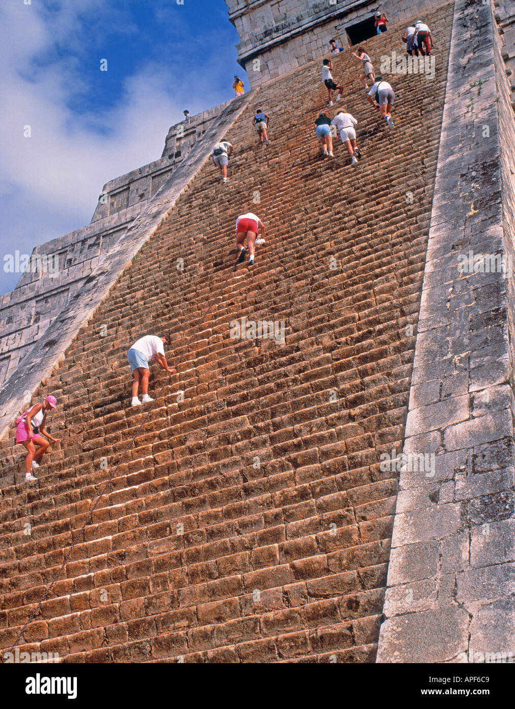 Chichen Itza, Bundesstaates Yucatán, Mexiko.  Touristen Klettern steile Stufen das Schloss oder die Kukalcan Pyramide Stockfoto