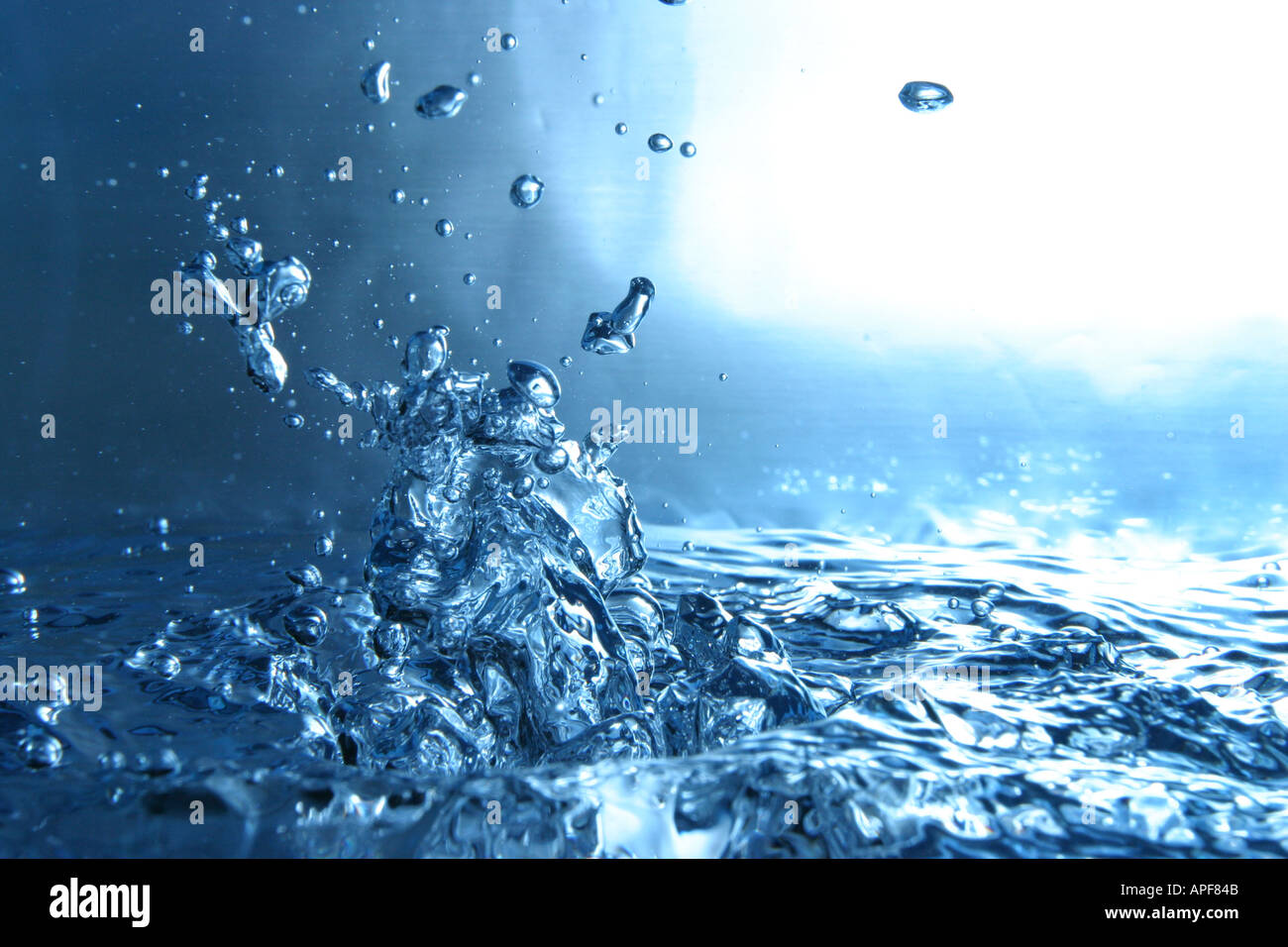 Wasseroberfläche mit Luftblasen unter Wasser um 180 Grad gedreht zu sehen Stockfoto