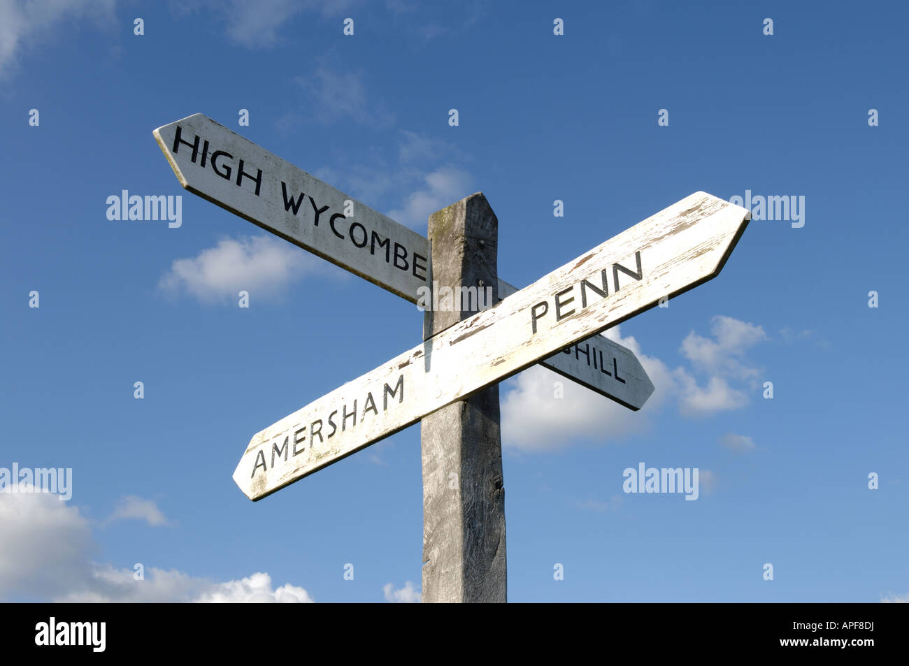 Beitrag melden.  Amersham Penn High Wycombe. Eine alte hölzerne Wegweiser verweist auf drei Sehenswürdigkeiten Stockfoto