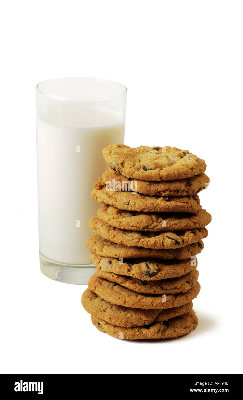 Stapel von chocolate Chip Cookies und Glas Milch Stockfoto