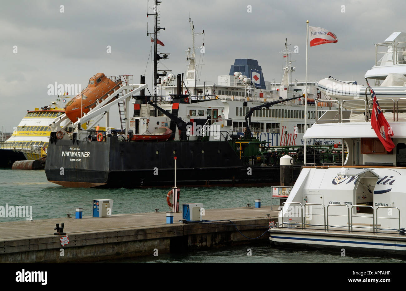 Whitmariner tanken Tanker Schiff Portsmouth Harbour England Stockfoto