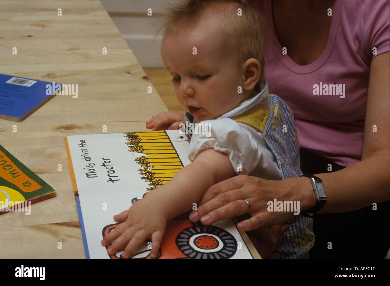 Mutter und Kind gemeinsam ein Buch zu lesen Stockfoto