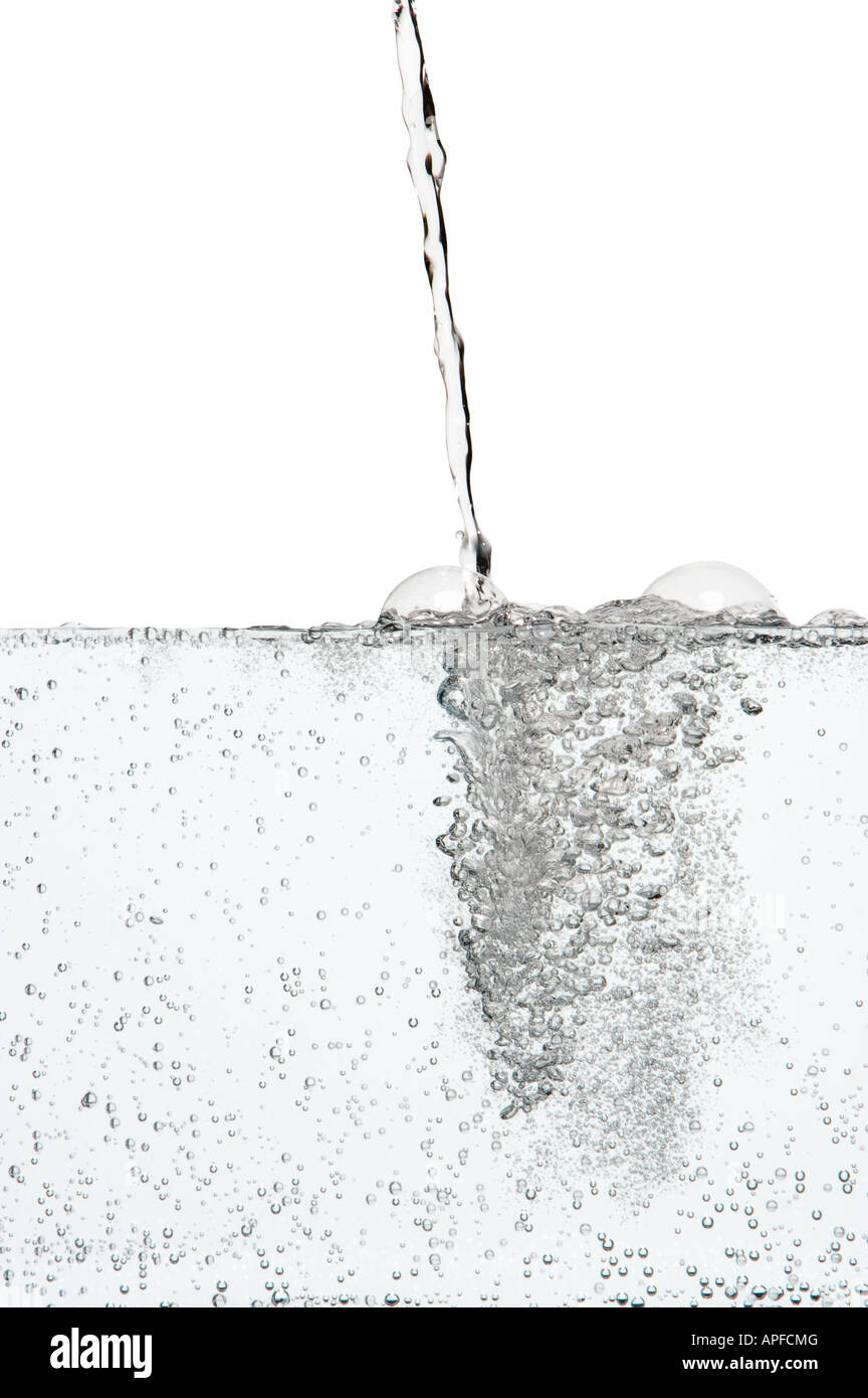 Kohlensäurehaltiges Wasser gießen Stockfoto