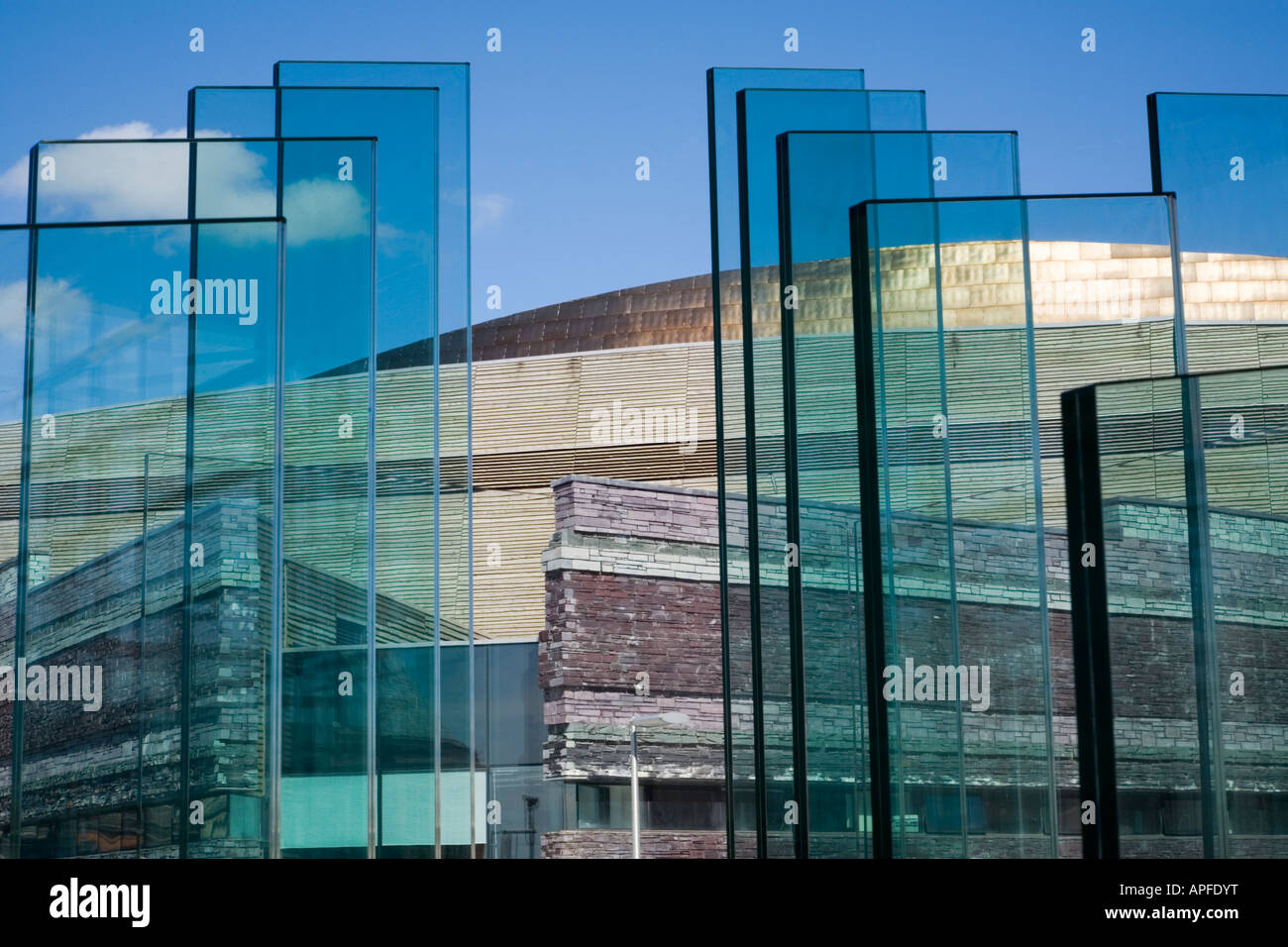 Glas-Skulptur vor dem Senedd Gebäude an die walisische mit das Millennium Centre im Hintergrund Stockfoto