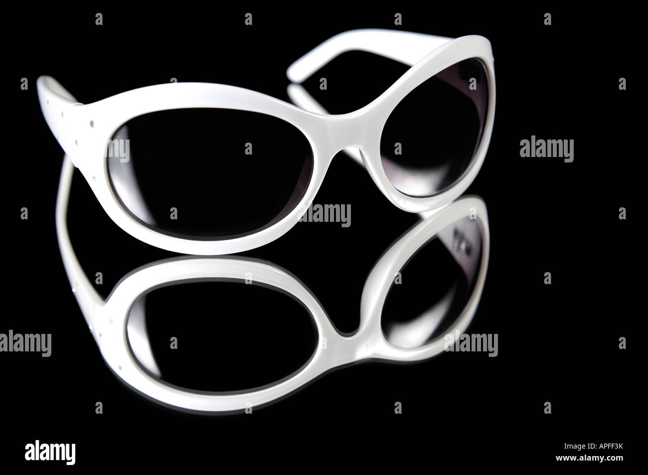 Weiße schicke Sonnenbrille Stockfoto