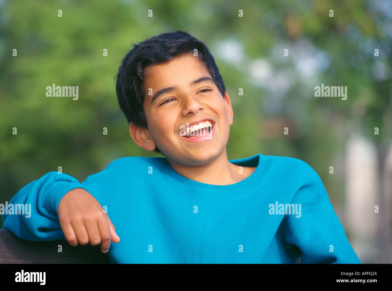 Junge Mensch Menschen gesund Glücklich Hispanic 13-14 Einjahresjugendlich draußen im Freien draußen im Park. Kinder Spaß POV HERR © Myrleen Pearson Stockfoto