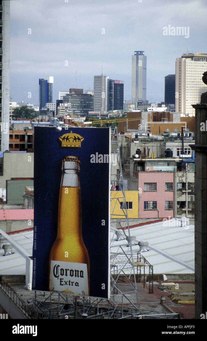 Corona Bier Anzeige gegen die Skyline von Mexiko-Stadt Stockfoto