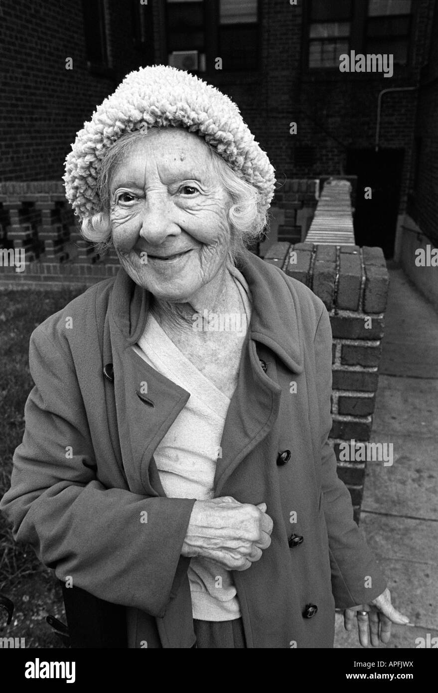 Glückliche alte auf dem Bürgersteig in Kensington Brooklyn, New York Stockfoto