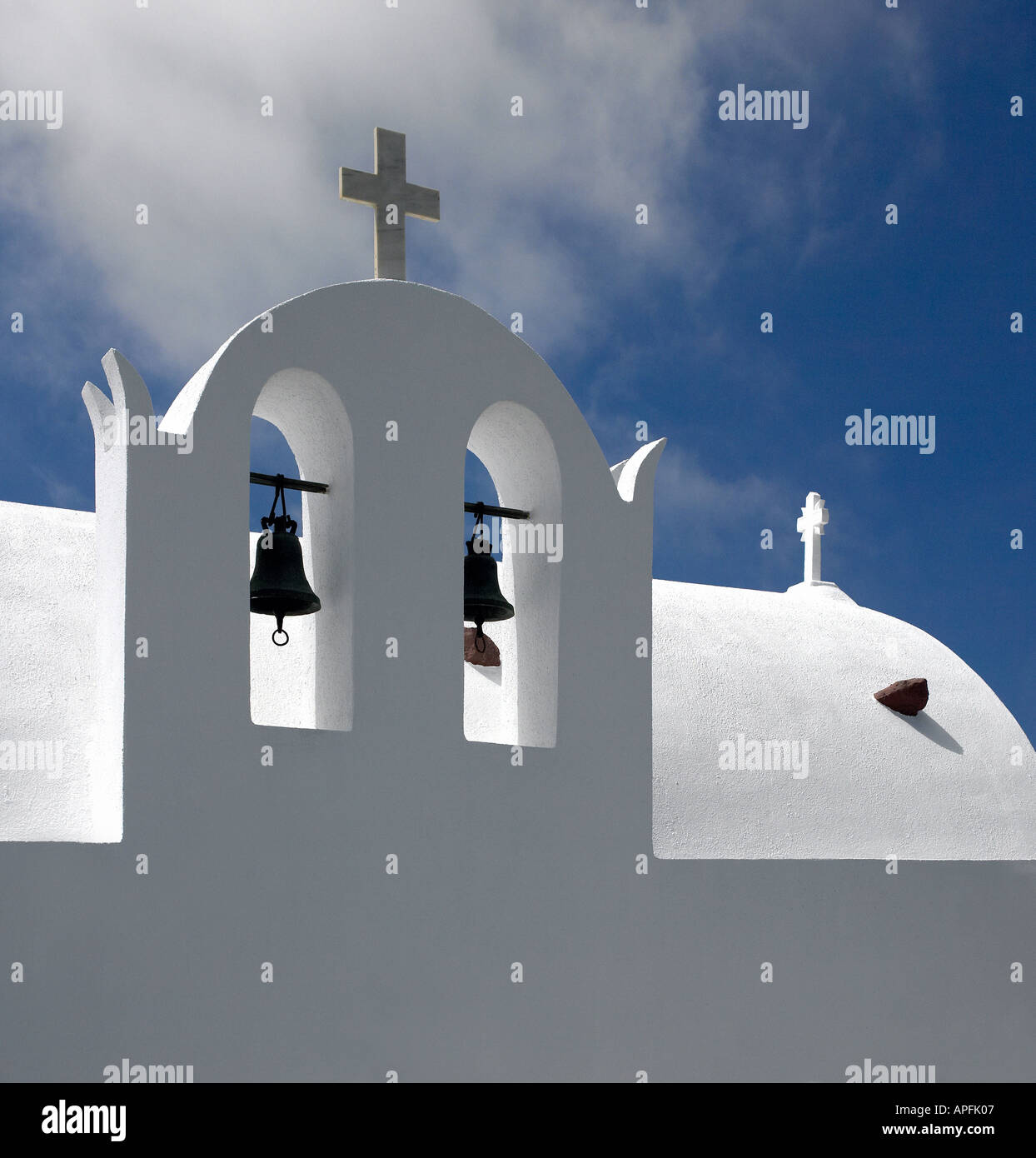 Glockenturm auf einer griechisch-orthodoxen Kirche in dem Dorf Oia auf der griechischen Insel Santorini Stockfoto