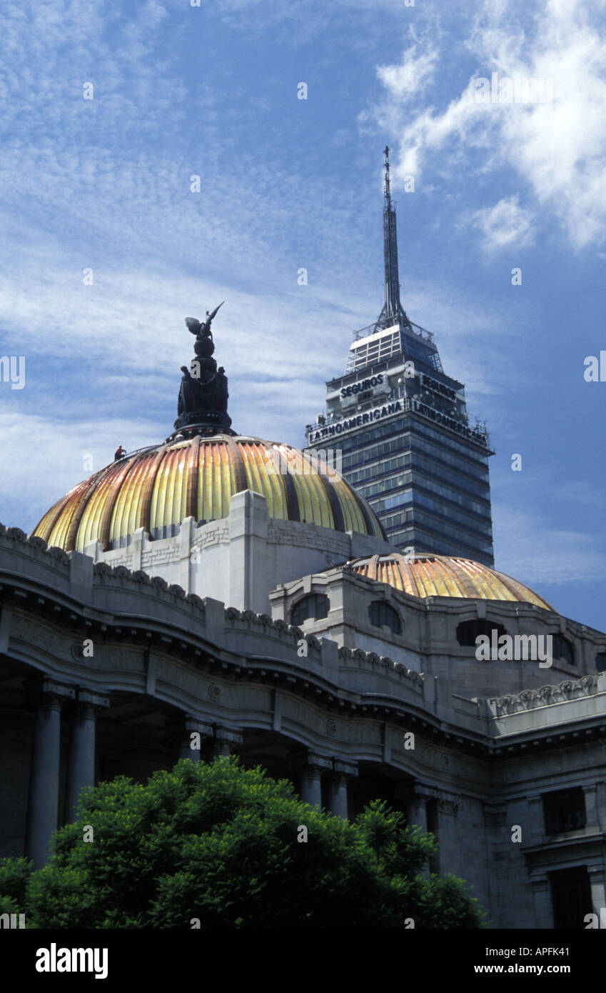 Torre Latinoamericana jenseits Opernhaus, Mexiko-Stadt zu sehen. Stockfoto