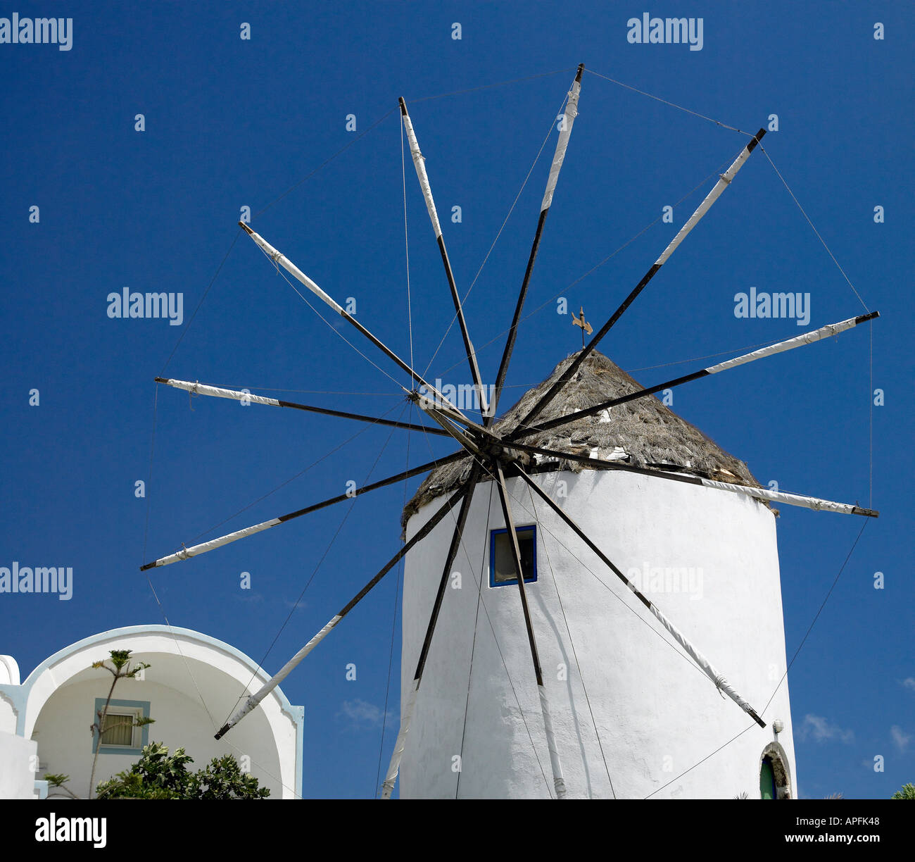 Windmühle im Dorf Oia auf der griechischen Insel Santorini Stockfoto