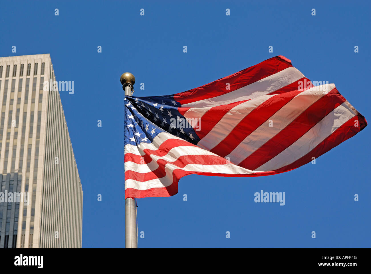 US-Flagge mit blauem Himmel Stockfoto