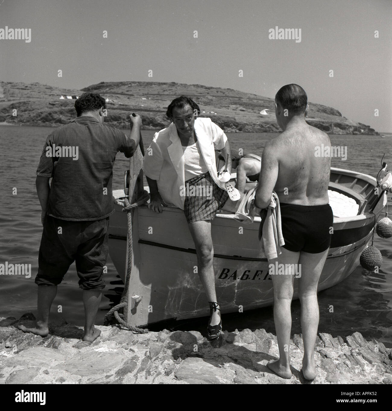Rückkehr von einem Ausflug mit dem Boot Arturo Caminada Salvador Dalí und Isidro Bea in Port Lligat 1959 Stockfoto