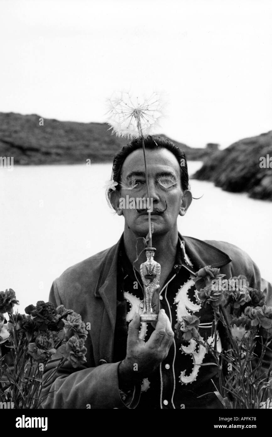 Salvador Dali präsentiert ein Löwenzahn Port Lligat 1959 Stockfoto