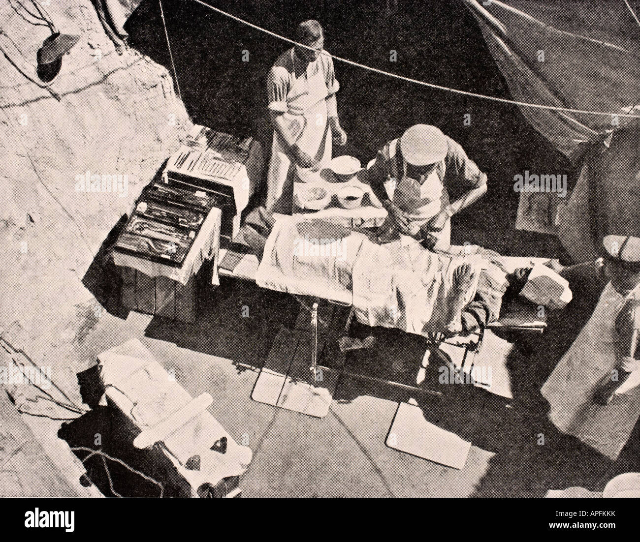 Feldchirurgie auf der Halbinsel Gallipoli, Türkei 1915 während des Ersten Weltkriegs. Der Chirurg entfernt eine Kugel aus dem Arm eines Soldaten. Stockfoto