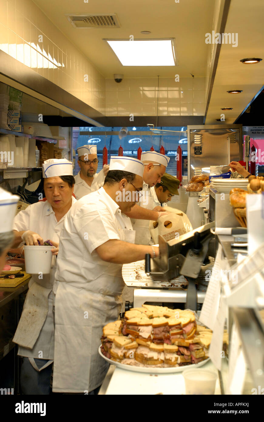 Countermen bereiten Sandwiches und catering in der 2nd Avenue Deli Stockfoto