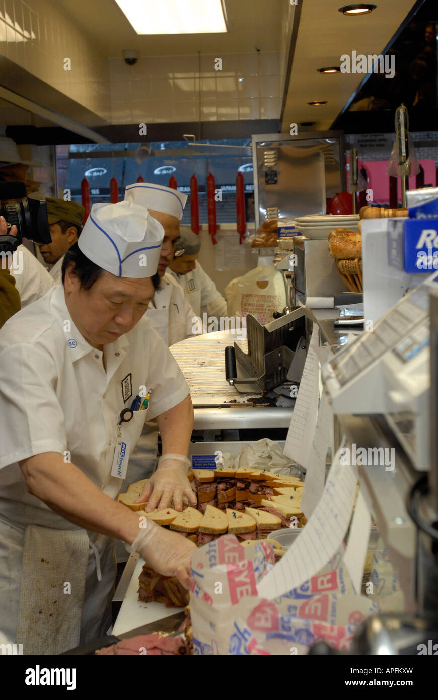 Countermen bereiten Sandwiches und catering in der 2nd Avenue Deli Stockfoto