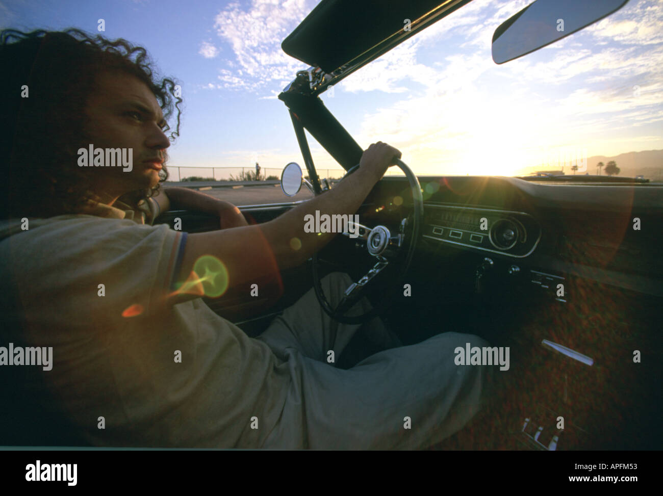 Mann fahren Cabrio Mustang bei Sonnenuntergang, USA Stockfoto