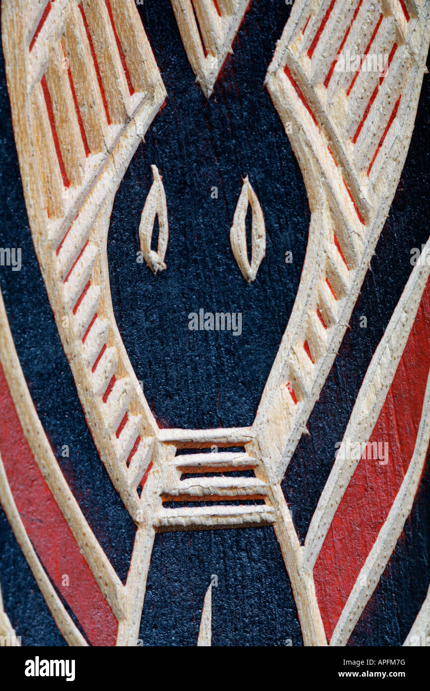 Traditionellen australischen Aborigines primitiver Kunst Holzschnitzerei, Nahaufnahme von symbolischen Käfer Figur. Stockfoto
