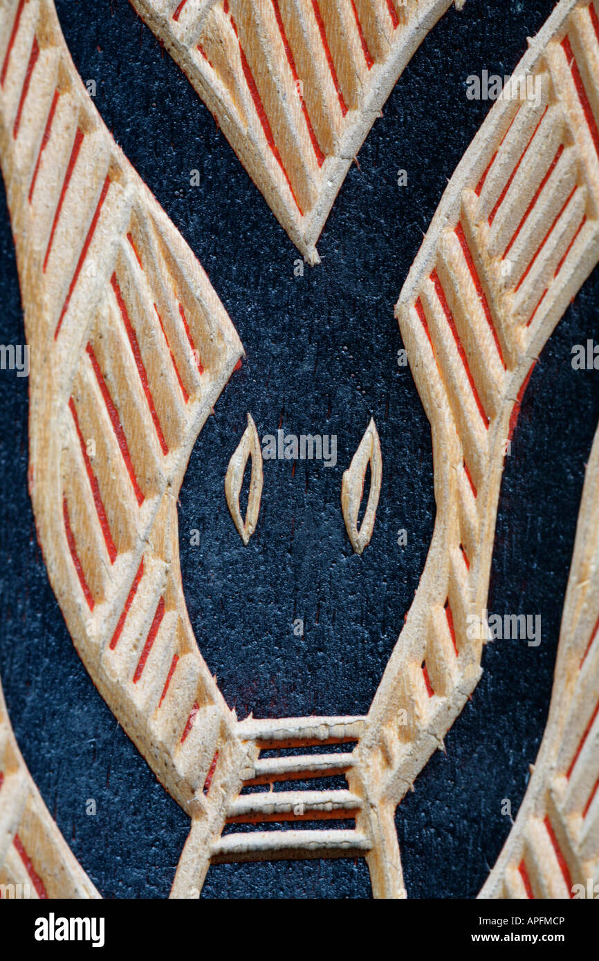 Traditionellen australischen Aborigines primitiver Kunst Holzschnitzerei, Nahaufnahme von symbolischen Käfer Figur. Stockfoto