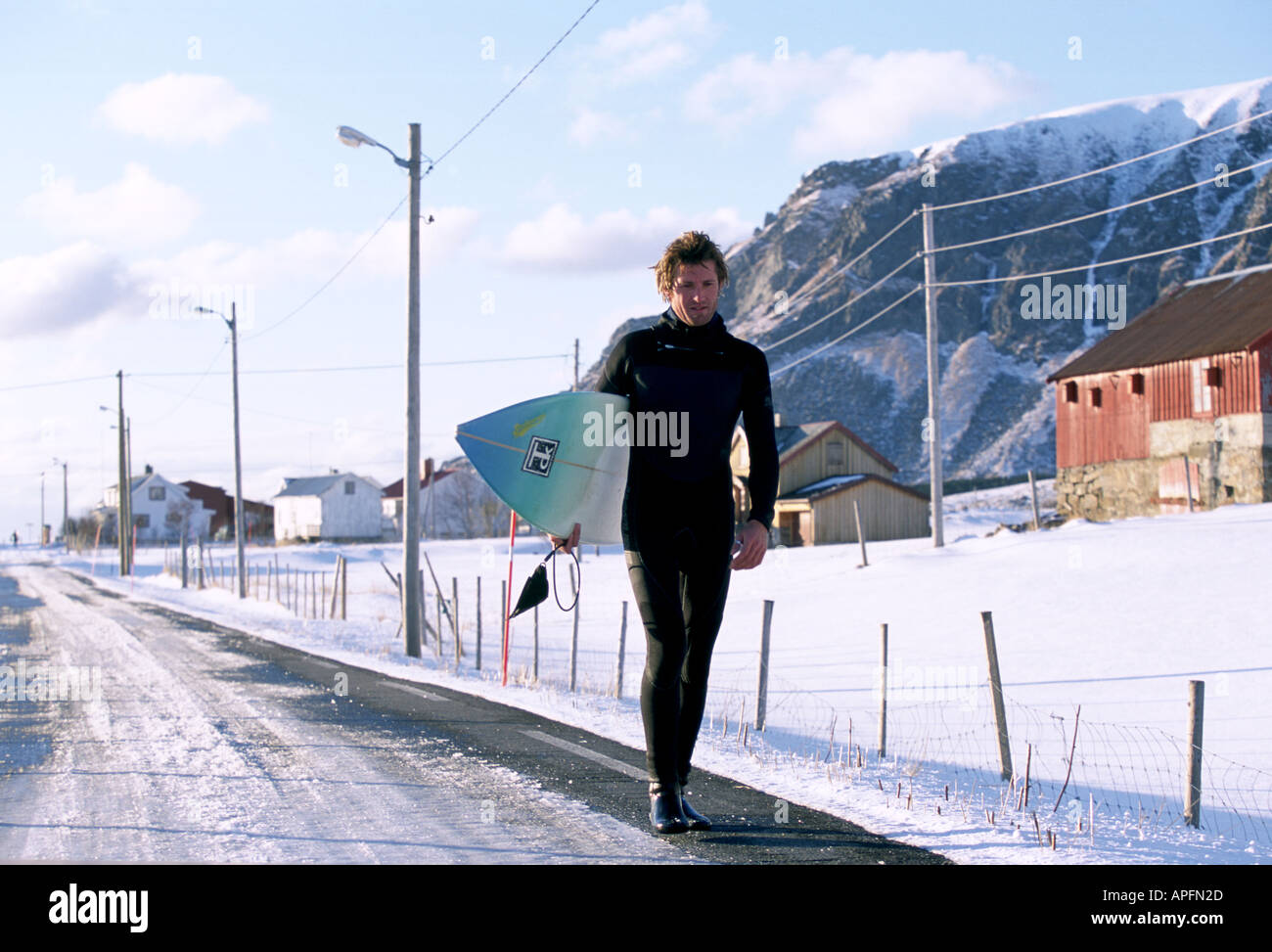 Arktische Surfer Spaziergänge durch den Schnee Meer, Lufoton, Norwegen, arktische Herausforderung Stockfoto